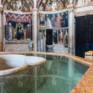 Battistero di Parma, dettaglio del fonte battesimale - ENIT SpA