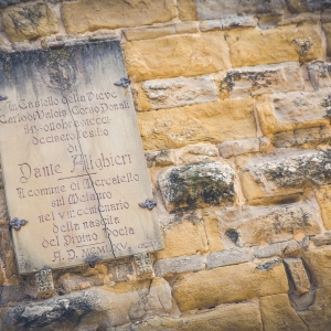 Lapide sulla torre in cui si decise l'esilio di Dante - Davide Nesci
