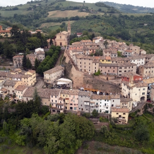 Vista del borgo di Cartoceto - ENIT SpA