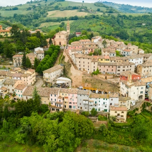 Vista aerea del borgo di Cartoceto - ENIT SpA
