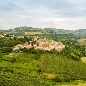 Vista aerea del borgo di Cartoceto e del paesaggio circostante - ENIT SpA