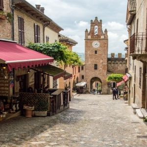 Gradara, via Umberto I; in fondo alla strada la Torre dell'Orologio - ENIT SpA