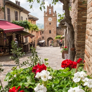 Gradara, via Umberto I; in fondo alla strada la Torre dell'Orologio - ENIT SpA
