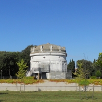 Mausoleo di Teodorico dal parco - PacoPetrus