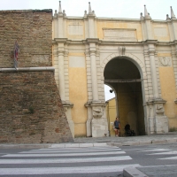 Porta adriana, la facciata con le vecchia mura - Montanarigiorgio