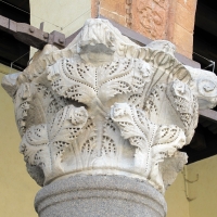 Ravenna, piazza del popolo, loggia nova, capitelli del tempo di teodorico 02