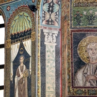 Sant'apollinare in classe, mosaici del catino, colonne negli sguanci, 550 ca. 01 - Sailko