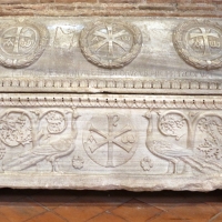 Sant'apollinare in classe, interno, sarcofagi ravennati del V secolo ca. 06 pavoni, colombe e tralci di vite, usato per il vescovo tedoro nel 693 by Sailko