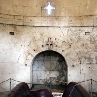 Mausoleo di teodorico, interno, camera superiore, arco e croci a rilievo e come finestra - Sailko - Ravenna (RA)