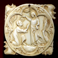 Parigi, valva di scatola di specchio con incoronazione dell'innamorato, 1300-30 ca - Sailko - Ravenna (RA)