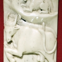Bottega di baldassarre degli embriachi, placca di confanetto con due tori e un ariete, 1390-1410 ca - Sailko - Ravenna (RA)