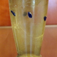 Bicchiere in vetro verde con pastiglie di vetro blu, 390-410 dc ca - Sailko - Ravenna (RA)