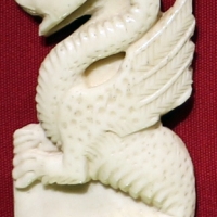 Bottega di baldassarre degli embriachi, placca di confanetto con un drago, 1390-1410 ca - Sailko - Ravenna (RA)