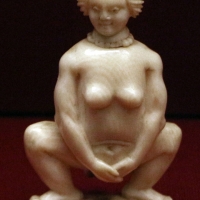 Germania, boccetta a forma di donna in atteggiamento grottesco, xvii secolo, avorio - Sailko - Ravenna (RA)