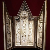 Bottega di baldassarre degli embriachi, altarolo con crocifissione e santi, osso e legno, 1390-1410 ca - Sailko - Ravenna (RA)