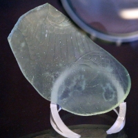 Frammento di piatto in vetro inciso con pesronaggio in abiti militari e cavallo bardato, IV-V secolo - Sailko - Ravenna (RA)