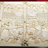 Parigi, coperchio di cofanetto con scena di torneo, avorio, 1300-30 ca - Sailko - Ravenna (RA)