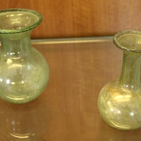 Due fiaschette in vetro verde oliva con orlo del collo rivoltato all'esterno, III secolo - Sailko - Ravenna (RA)