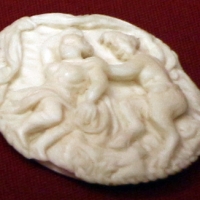 Dieppe (attr.), coperchio di scatoletta in avorio con satiro che afferra una ninfa, xvii secolo - Sailko - Ravenna (RA)