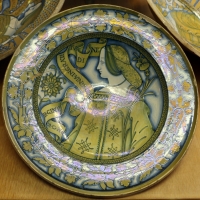 Deruta, piatto con bella donna, 1500-30 ca. motto su ingratitudine - Sailko - Ravenna (RA)