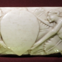 Maniera di baldassarre degli embriachi, lastra di coperchio di cafnaetto con vittorie in volo, 1400-25 ca. 02 - Sailko - Ravenna (RA)