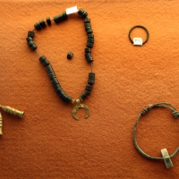 Collana in dischetti di giaietto nero e pendente a crescente lunare in oro, da cesarea, II-III secolo, e altri monili - Sailko
