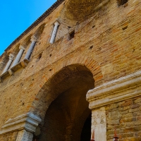 Chiesa di San Salvatore ad Chalchis cosiddetto Palazzo di Teodorico facciata col naso all'insù - Opi1010