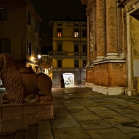 La Basilica di San Prospero con i caratteristici leoni rossi