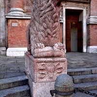 Un leone rosso di Piazza San Prospero - Caba2011