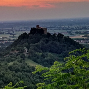 Castello di Bianello - Tramonto foto di: |Giorgia Cattani| - Archivio fotografico del castello