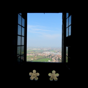 Castello di Bianello - Decoro finestra foto di: |Giacopini Vito| - Archivio fotografico del castello