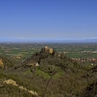 Castello del BIanello che domina la pianura padana