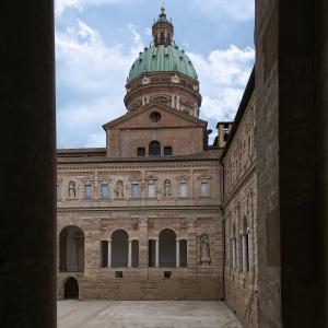 La cupola della chiesa di San Pietro vista dai chiostri - Caba2011