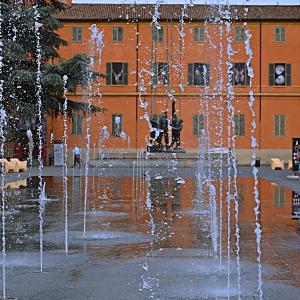 La fontana della piazza con lo sfondo del palazzo dei Musei - Caba2011