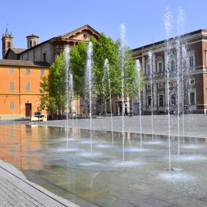 Panoramica della piazza con la inconfondibile fontana - Caba2011