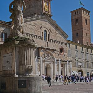Piazza Duomo con fontana del Crostolo e Torre del Bordello
