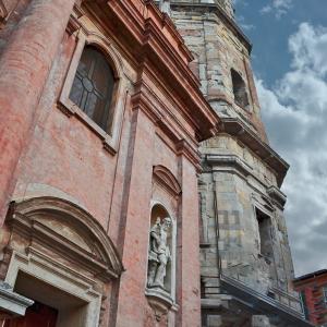 Vista della facciata della Basilica con l'inconfondibile torre - Caba2011
