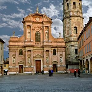 La piazza con la basilica dedicata al Patrono della città - Caba2011