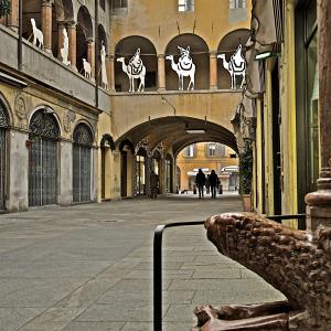 Percorso pedonale del "Broletto" che unisce piazza del Duomo con piazza San Prospero - Caba2011