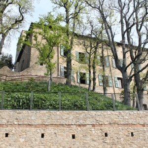 Castello di Bianello - Giardino Segreto e bastioni foto di: |x| - Archivio fotografico del Comune