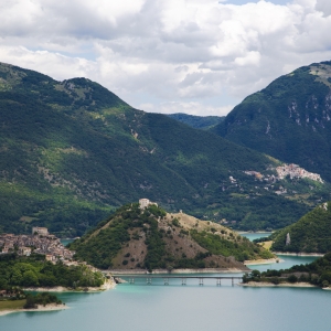Lago del Turano with the medieval village of Monte Antuni and Castel di Tora - Simone Antonazzo / ENIT SpA