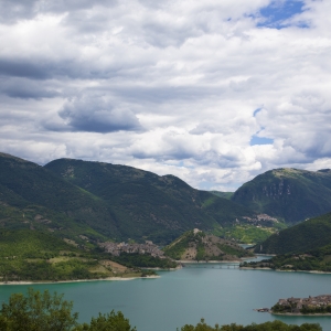 Lago del Turano - in the foreground the town of Colle di Tora, in the background the town of Castel di Tora and the medieval village of Monte Antuni e Monte di Tora - Simone Antonazzo / ENIT SpA