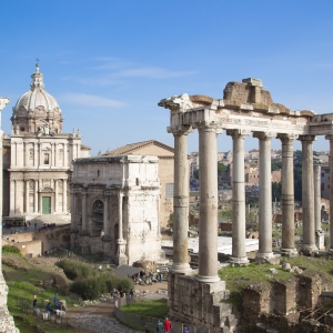Vista del Foro Romano con il Tempio di Saturno, il Tempio di Vespasiano e Tito, l'Arco di Settimio Severo e la Chiesa dei Santi  Luca e Martina martiri - Simone Antonazzo / ENIT SpA