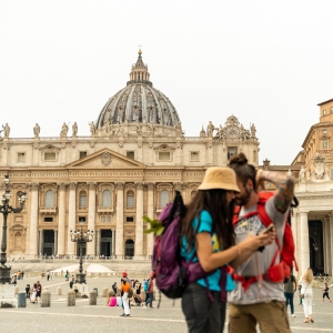 Due pellegrini della Via Francigena davanti alla Basilica di San Pietro - ENIT SpA