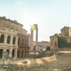 Il Teatro di Marcello e le rovine del Tempio di Apollo in Circo (o Tempio di Apollo Sosiano) - ENIT SpA