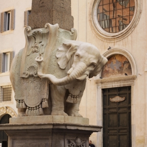 L'elefante di marmo dell'Obelisco della Minerva, scolpito da Ercole Ferrata su disegno di Gian Lorenzo Bernini - Simone Antonazzo / ENIT SpA