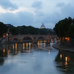 Vista notturna del Tevere e di Ponte Sisto con la cupola della Basilica di San Pietro sullo sfondo - Simone Antonazzo / ENIT SpA