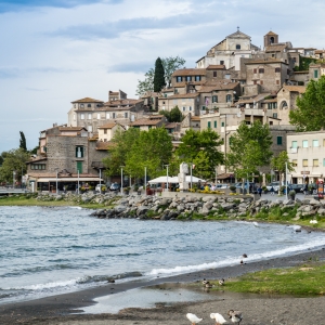 Anguillara Sabazia, il centro storico affacciato sul Lago di Bracciano - ENIT SpA