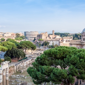 Vista del Foro Romano con la Chiesa dei Santi Luca e Martina e, sullo sfondo, il Colosseo - Simone Antonazzo / ENIT SpA
