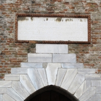 Castel sismondo, portale, targa s. p. malatesta 1446